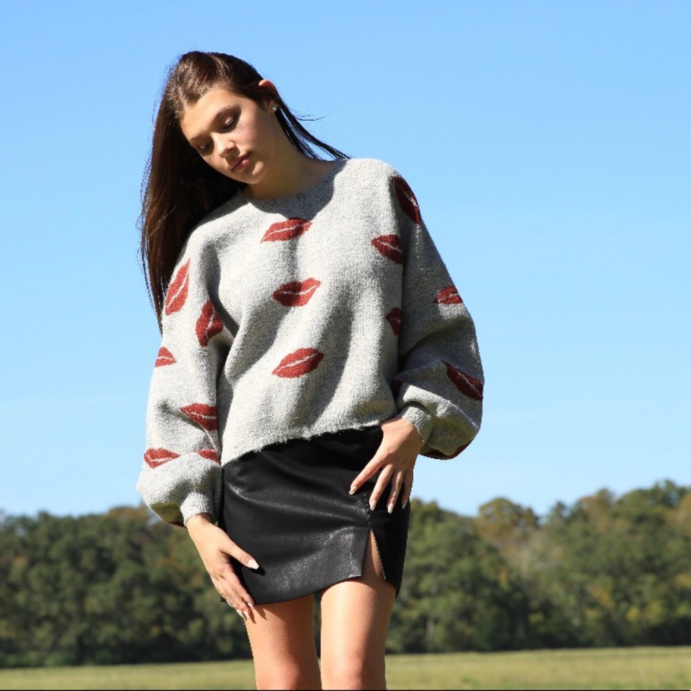 Lip Sweater